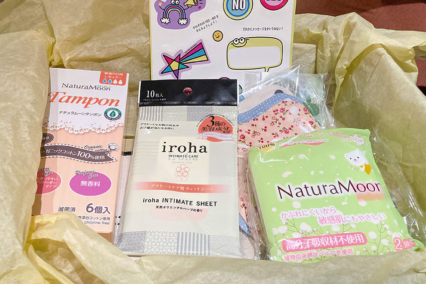様々な生理用品やブックレットなどが入っている「Ready Box」の中身
